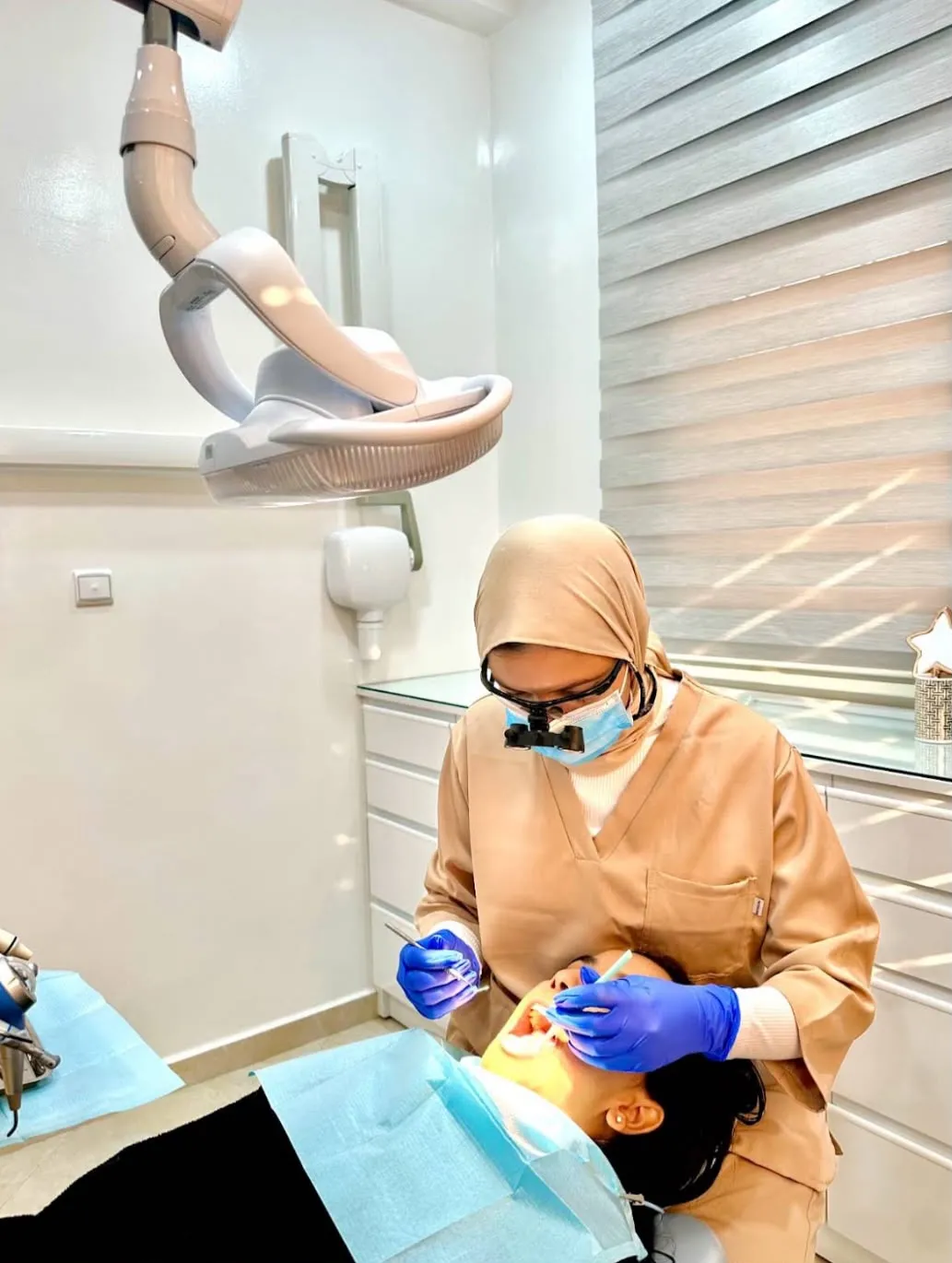 Dr. Nisrine Mizab pendant un soin au cabinet